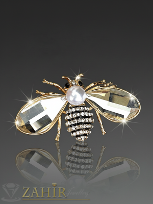 Изумителна изработка и качество - кристална  брошка ПЧЕЛА с изящни бели фасетни камъни и перла, размери 4 на 3 см, златиста основа - B1553